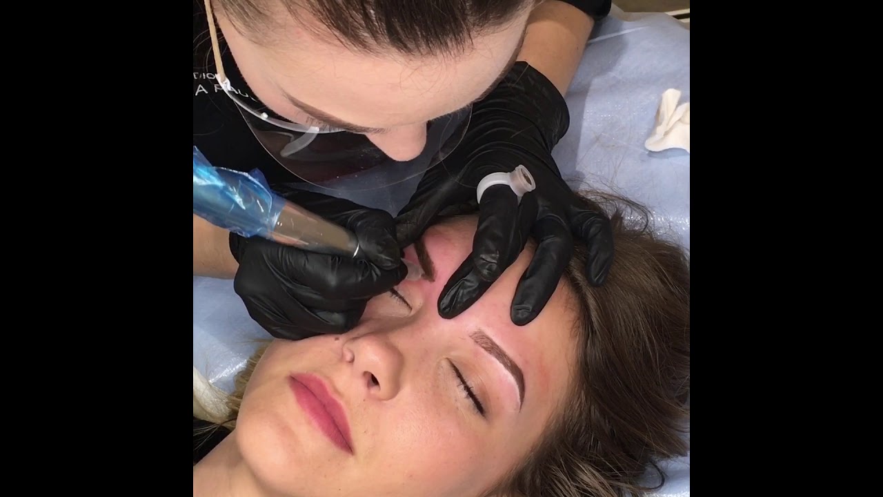 Maquillage permanent des sourcils : effet poudré