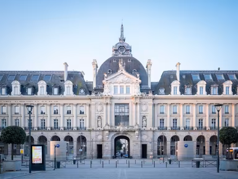 Comprendre la Différence entre 1820 Heures et 1607 Heures : Analyse et Implications