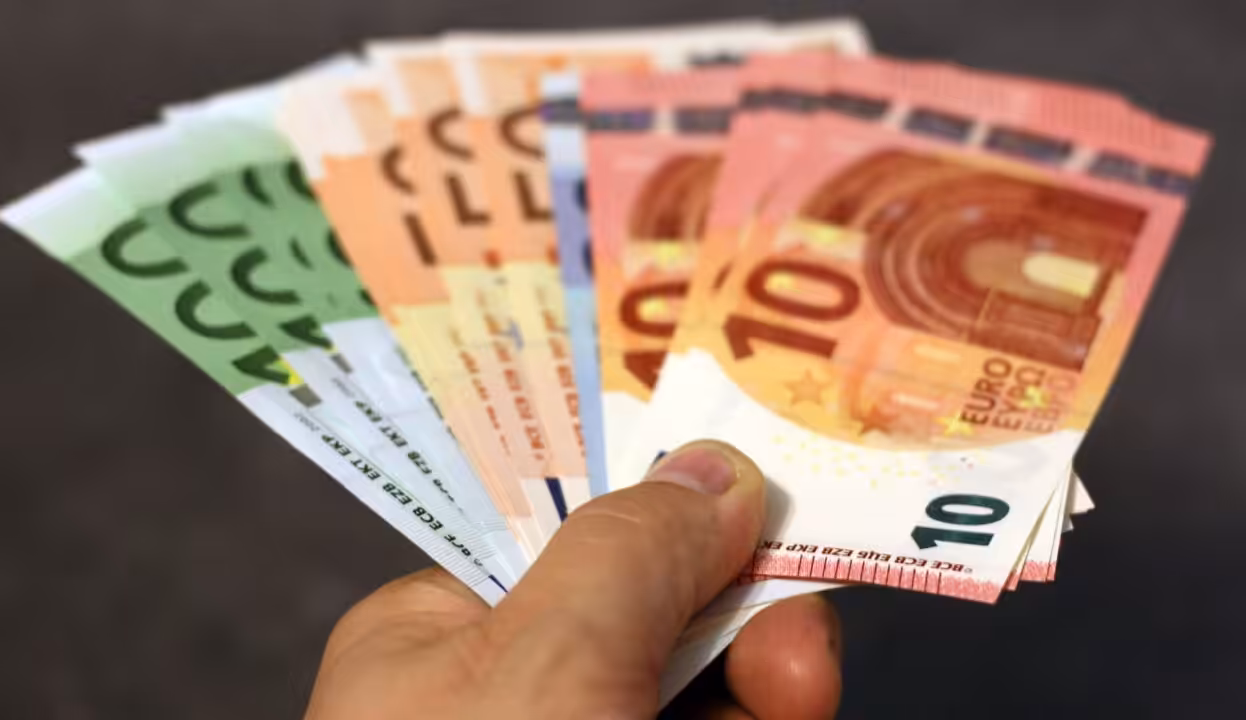 Comprendre le maintien de salaire en Alsace-Moselle : mode d’emploi et spécificités