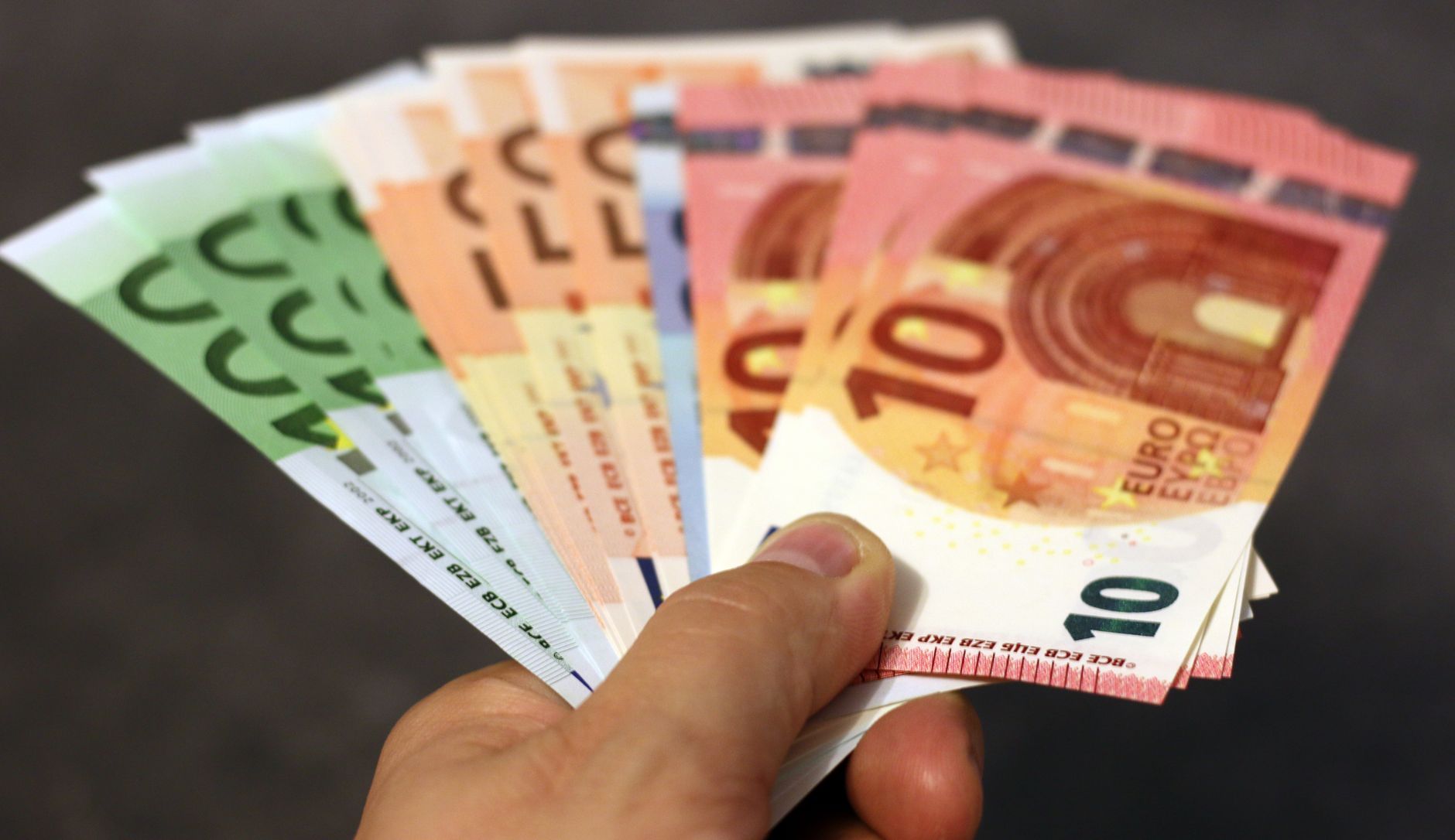 Comprendre le maintien de salaire en Alsace-Moselle : mode d’emploi et spécificités