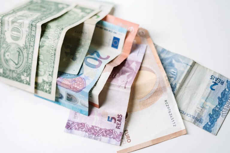 Convertir des francs en euros : histoire et taux de change expliqués