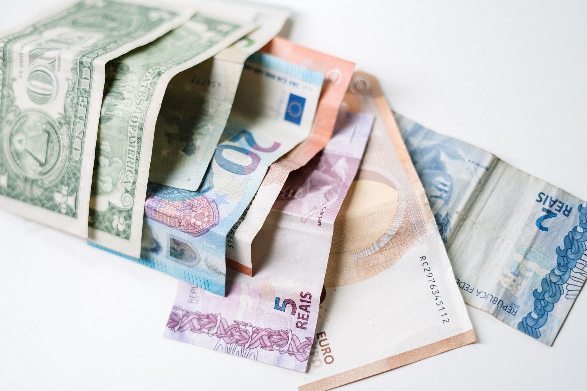 Convertir des francs en euros : histoire et taux de change expliqués